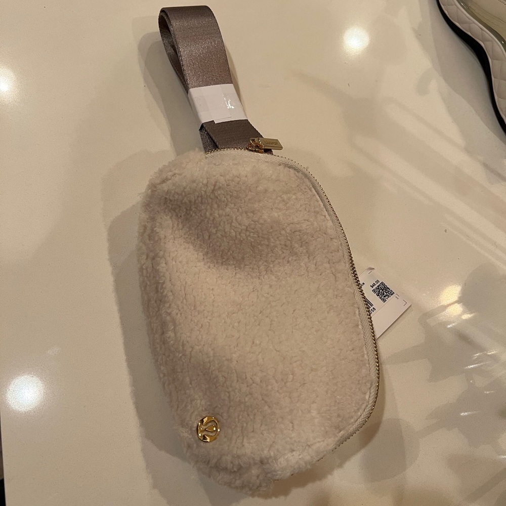 Lululemon everywhere belt bag